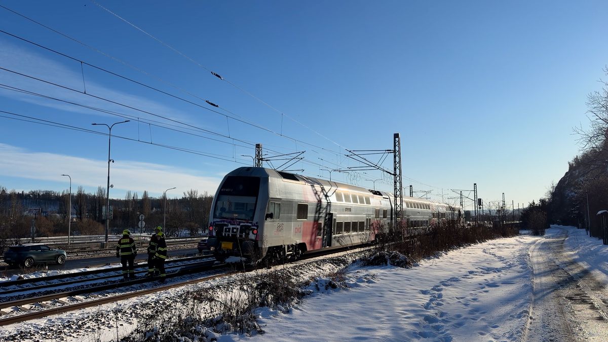 Po tragickém střetu vlaku s člověkem je omezený provoz na koridoru mezi Prahou a Plzní
